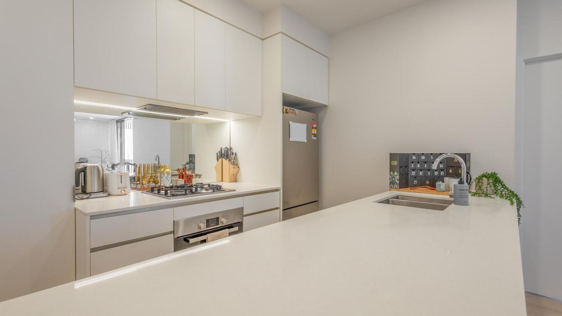 Location! Boutique 2br With Pool & Bbq Near South Bank And Apartment
