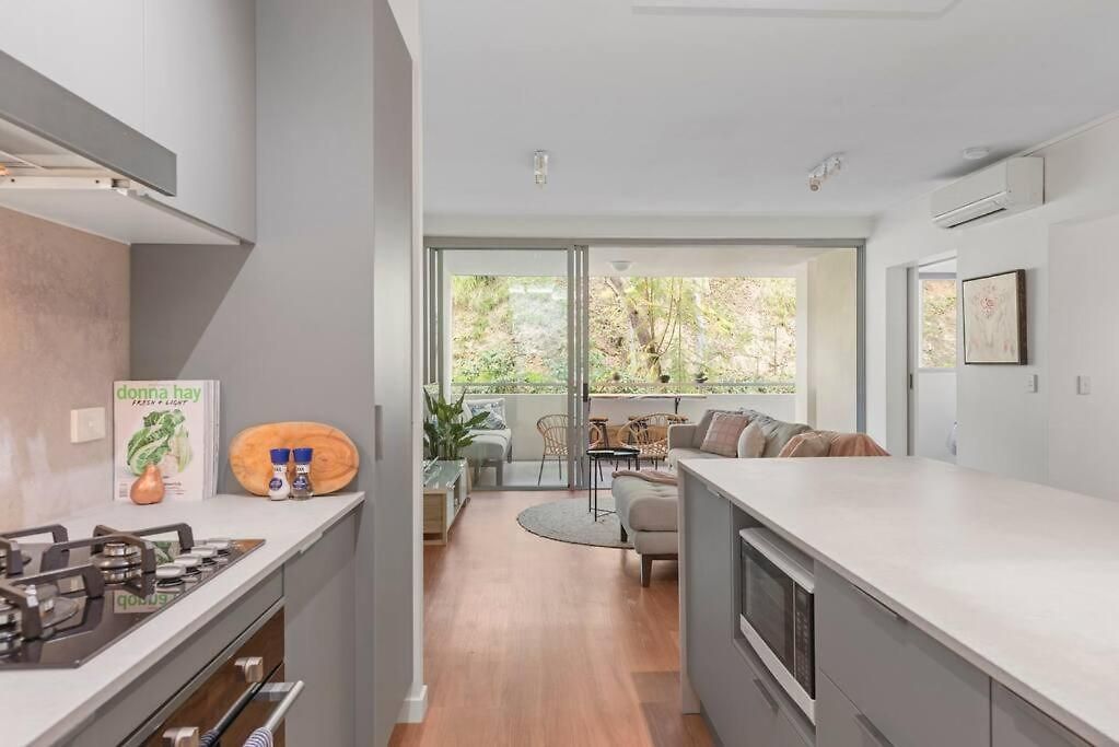 Apartment Sublime Simplicity! ~1bed/study/1bath/balcony/1car Brisbane