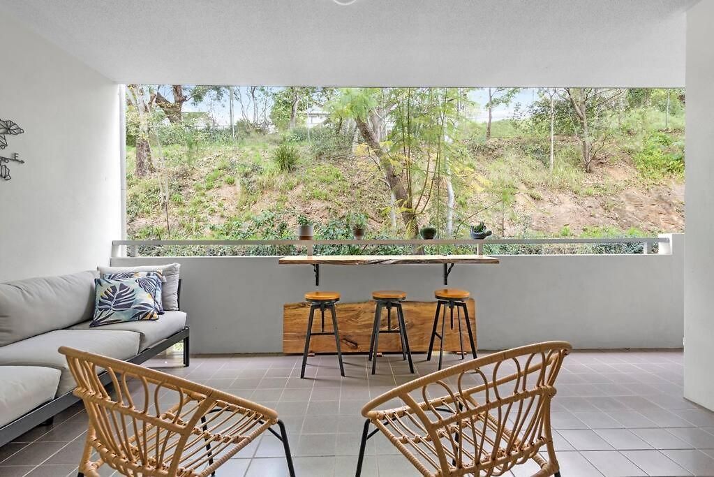 Sublime Simplicity! ~1bed/study/1bath/balcony/1car Apartment Brisbane
