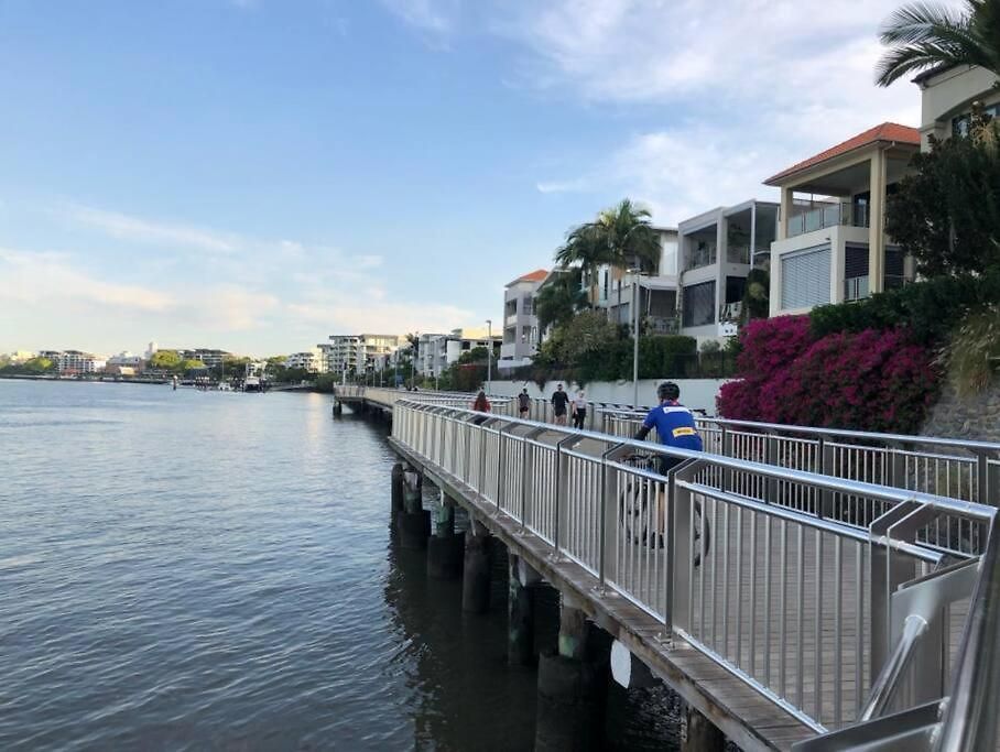 Apartment Sublime Simplicity! ~1bed/study/1bath/balcony/1car Brisbane
