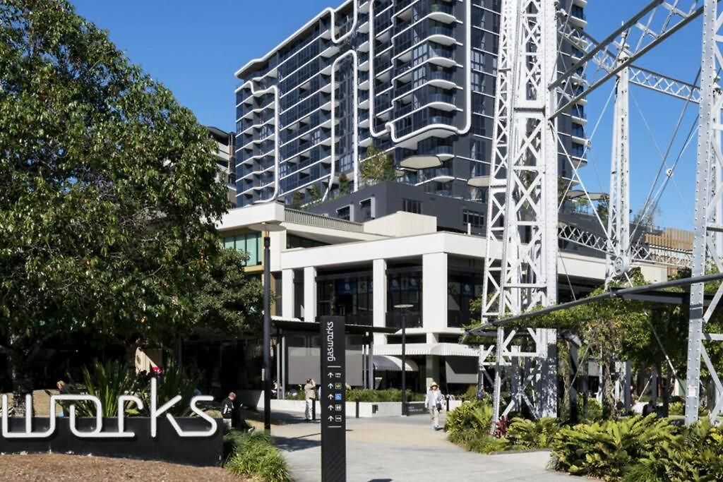 Sublime Simplicity! ~1bed/study/1bath/balcony/1car Apartment Brisbane