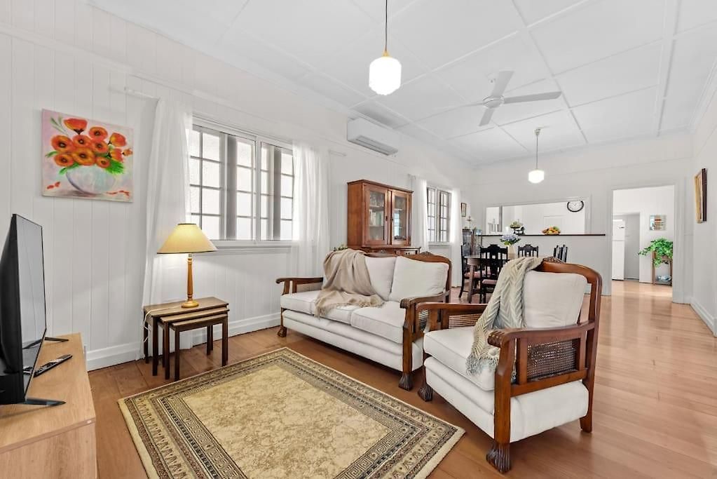 Nan's House! 2bed, 1bath, 1car ~ East *
