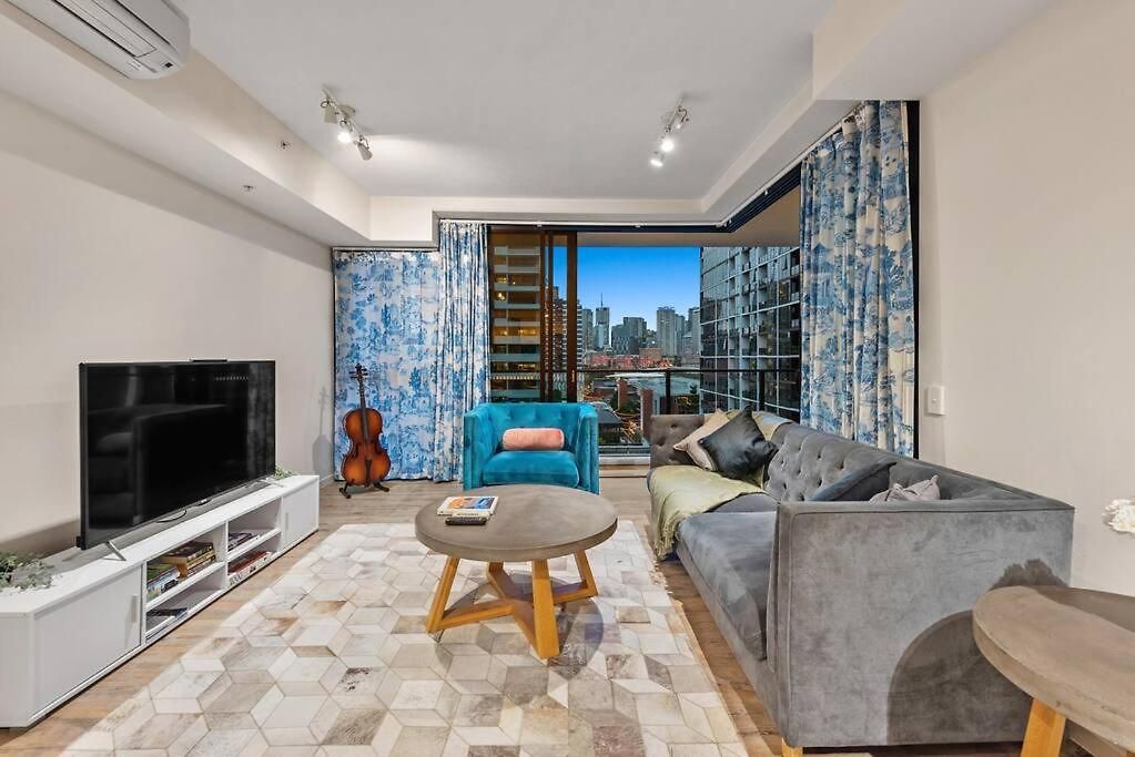 South Bank Stunner! ~ 3 Bed/2 Bath/1car/views Apartment