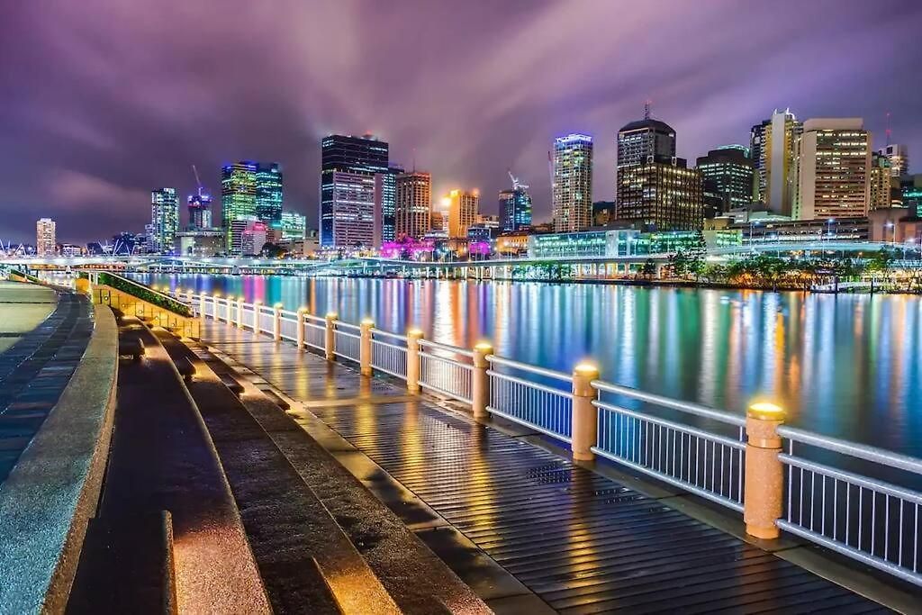 South Bank Styling! ~ 1bed, 1bath, 1car, Balcony Apartment