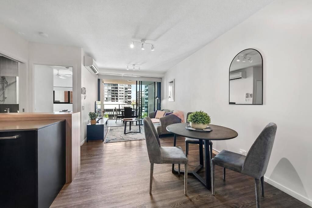 South Bank Styling! ~ 1bed, 1bath, 1car, Balcony Apartment *
