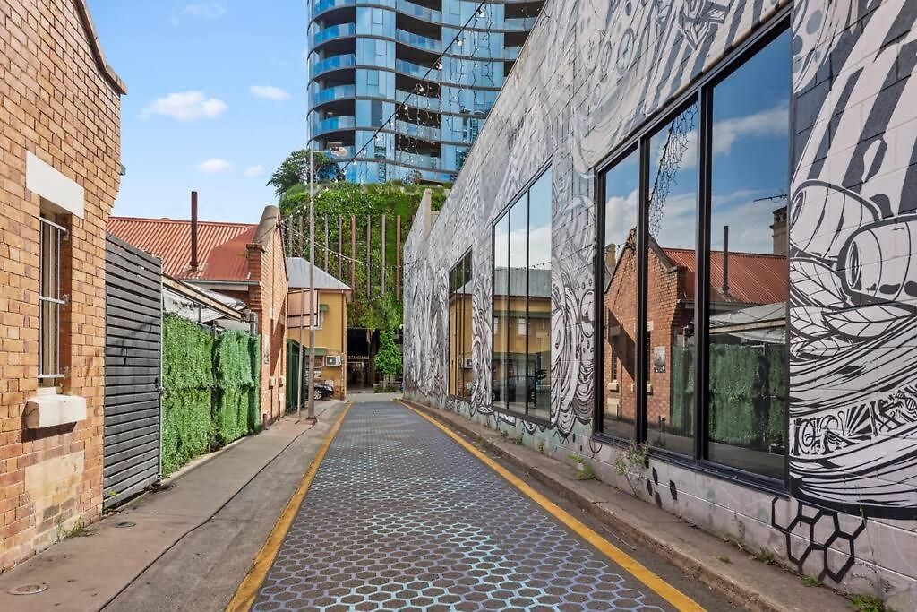 South Bank Styling! ~ 1bed, 1bath, 1car, Balcony Brisbane