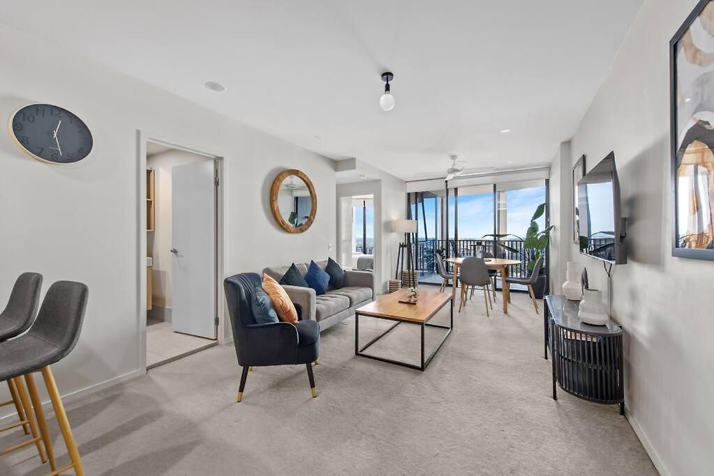 Floor! 2bed/2bath/1car/pool ~ Views ~ Cbd Apartment