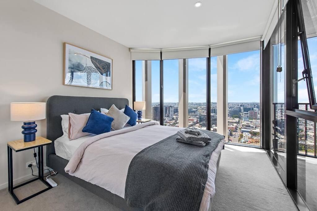 Apartment Floor! 2bed/2bath/1car/pool ~ Views ~ Cbd
