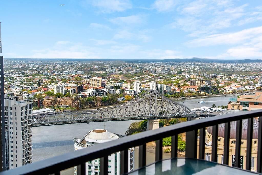 Floor! 2bed/2bath/1car/pool ~ Views ~ Cbd
