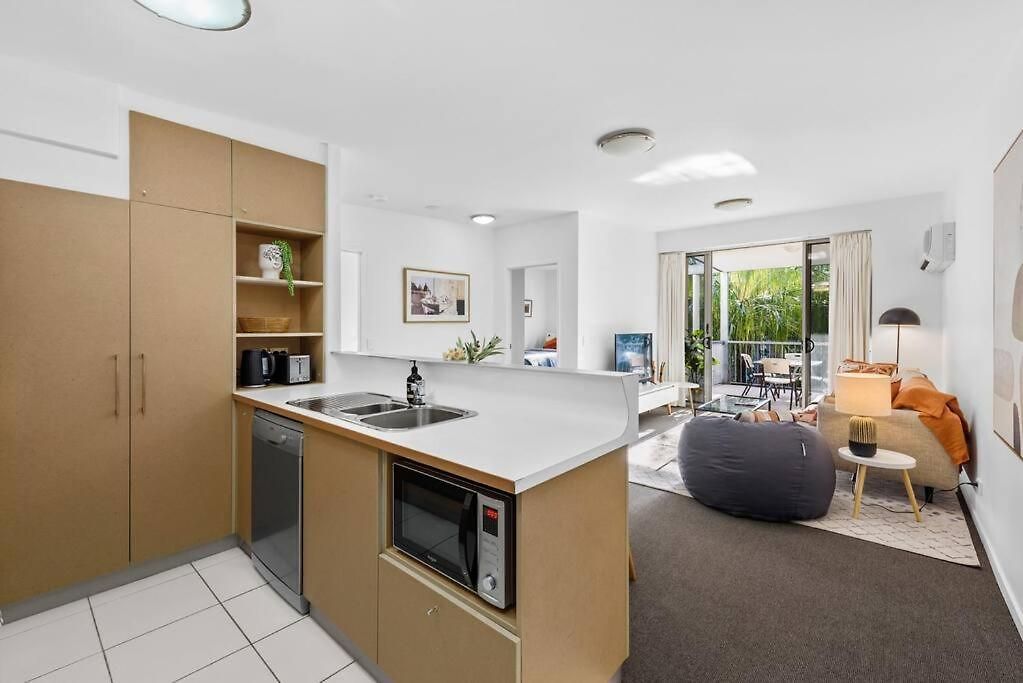 Apartment Away From Home! 2bed/1bath/car/pool~2kms Cbd *
