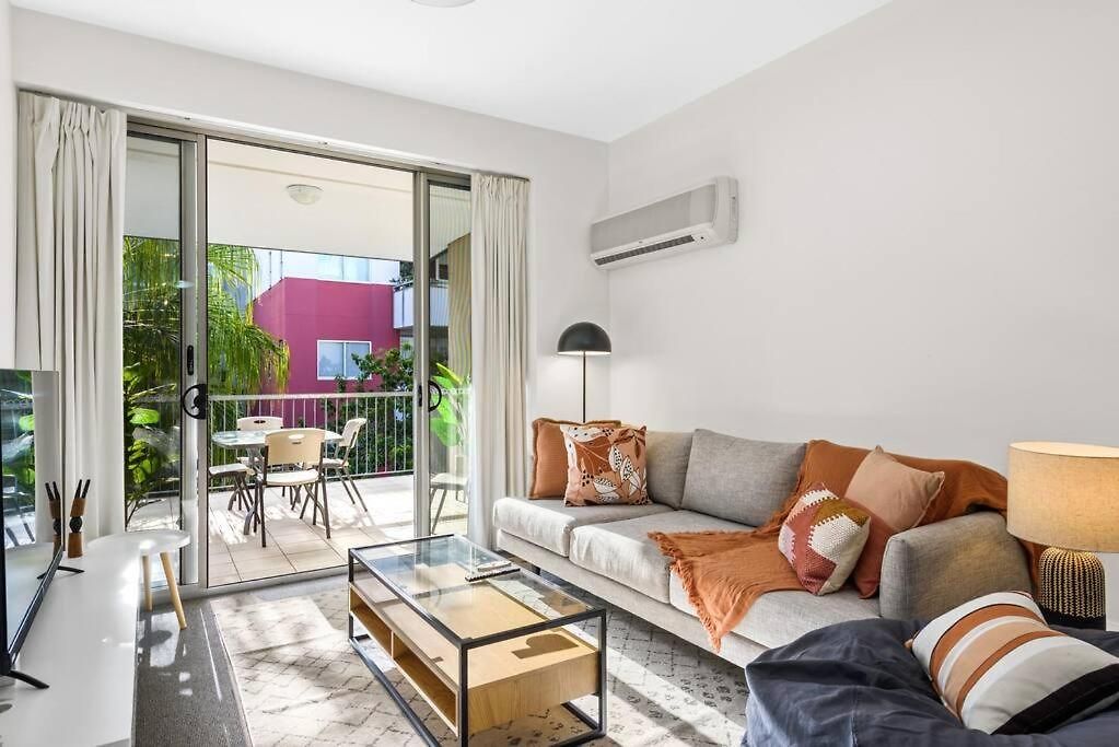 Away From Home! 2bed/1bath/car/pool~2kms Cbd