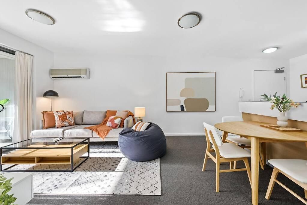 Away From Home! 2bed/1bath/car/pool~2kms Cbd Brisbane