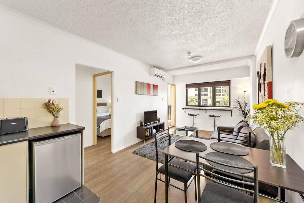 2 Seconds To…everything! 1bed/1bath/1car/cbd Views *