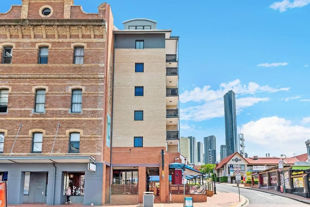2 Seconds To…everything! 1bed/1bath/1car/cbd Views Apartment *