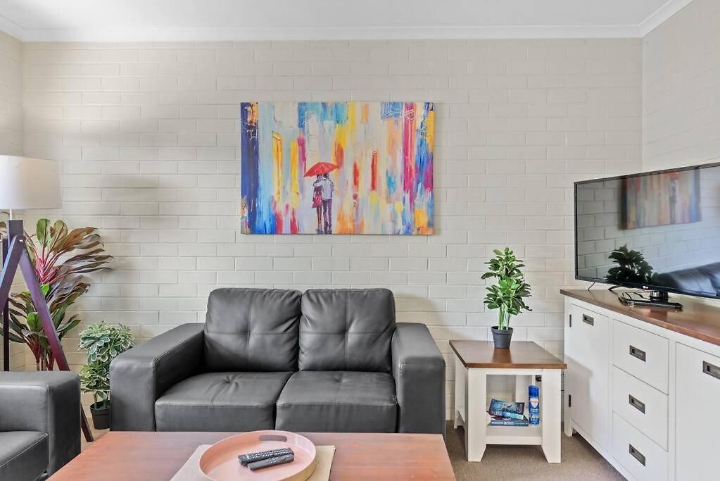 Hidden Away In New Farm ~ 1 Bed/1 Bath/1 Car * Brisbane