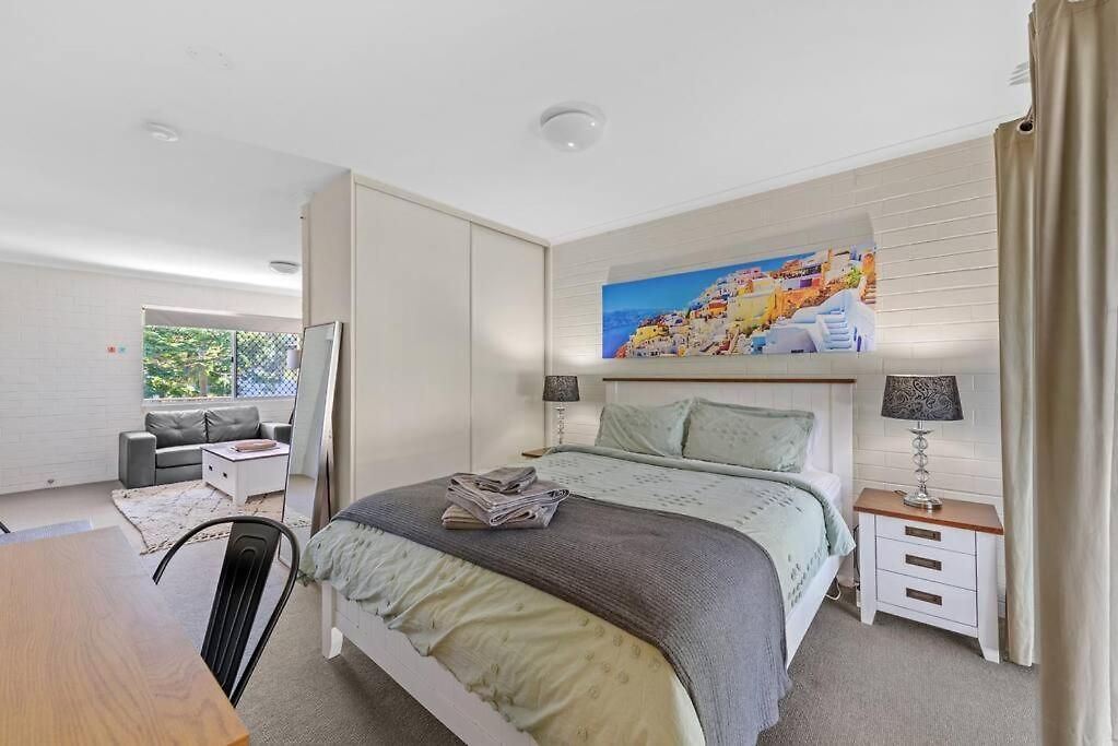 Apartment Hidden Away In New Farm ~ 1 Bed/1 Bath/1 Car