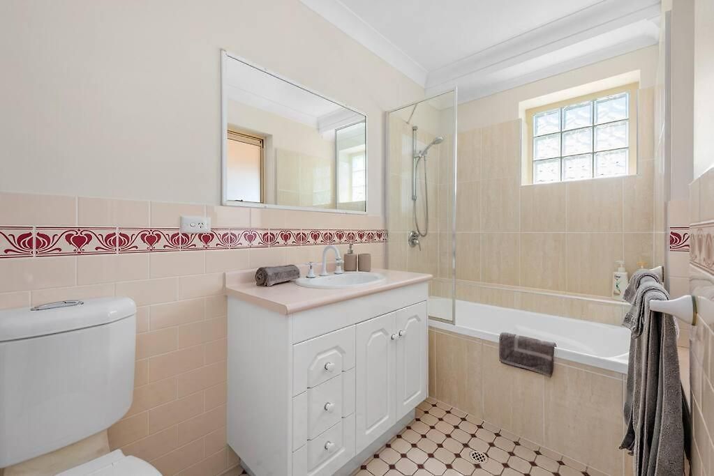 Bright & Breezy ~ 2 Bed/2 Bath /1 Car/ Views! Apartment Brisbane