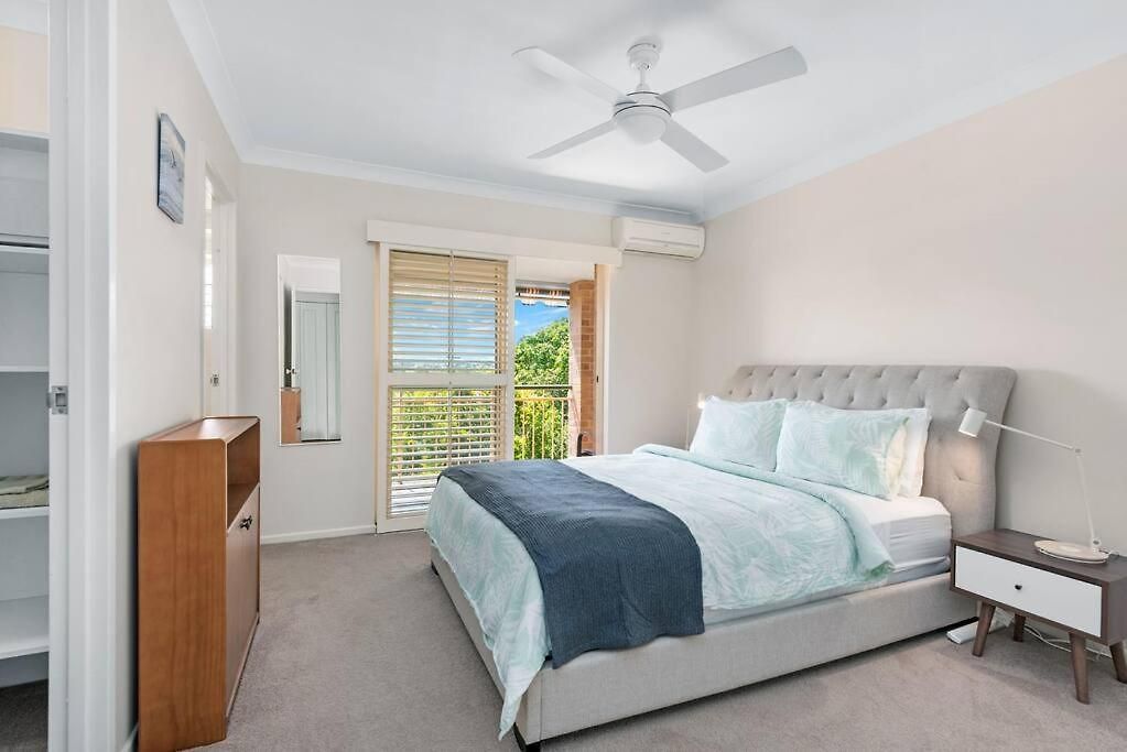 Apartment Bright & Breezy ~ 2 Bed/2 Bath /1 Car/ Views! *