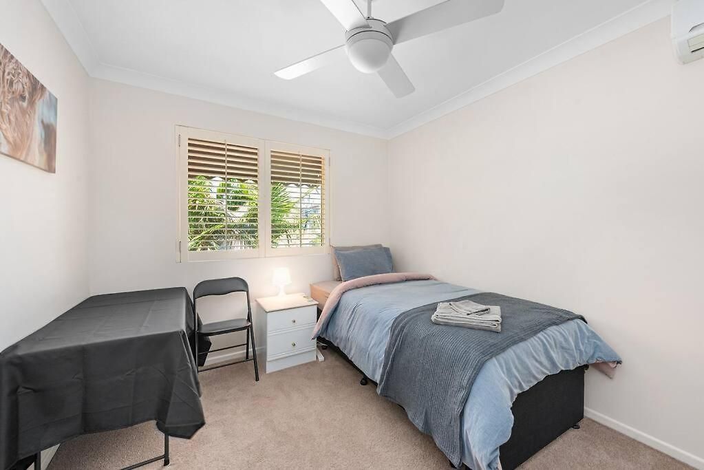 Bright & Breezy ~ 2 Bed/2 Bath /1 Car/ Views! * Brisbane