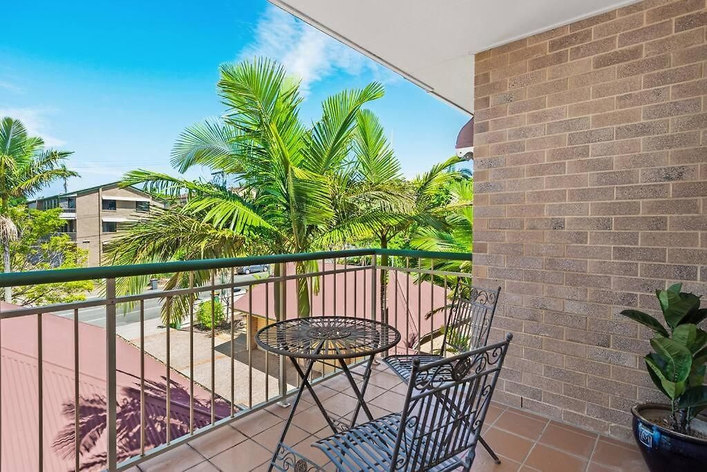 Bright & Breezy ~ 2 Bed/2 Bath /1 Car/ Views! Brisbane