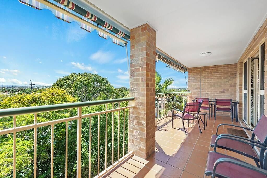 Apartment Bright & Breezy ~ 2 Bed/2 Bath /1 Car/ Views! Brisbane