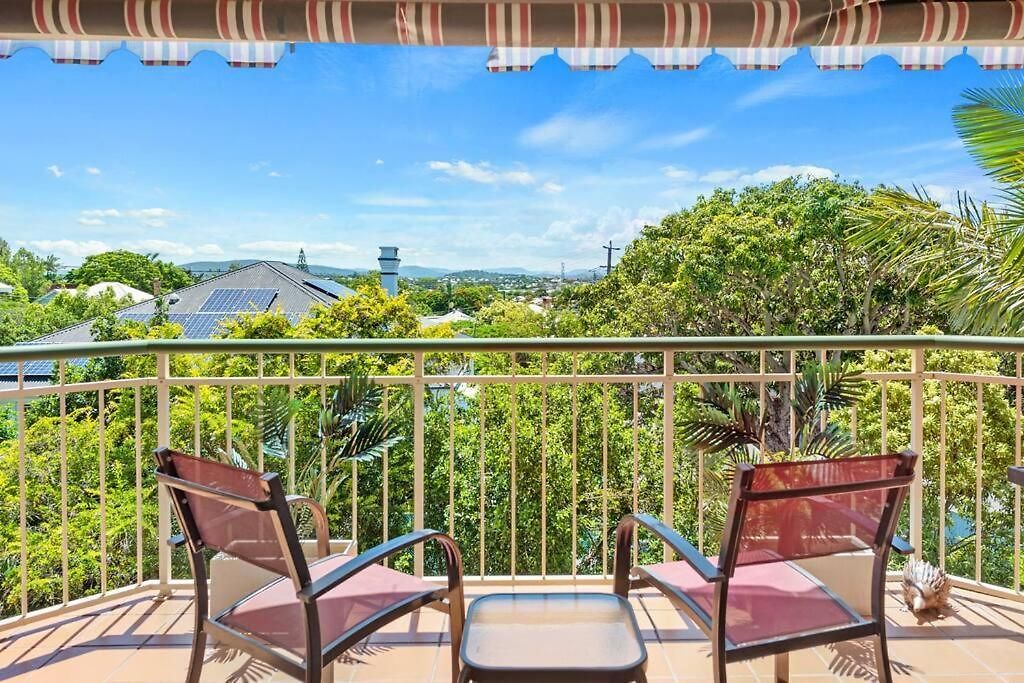 Bright & Breezy ~ 2 Bed/2 Bath /1 Car/ Views! Brisbane