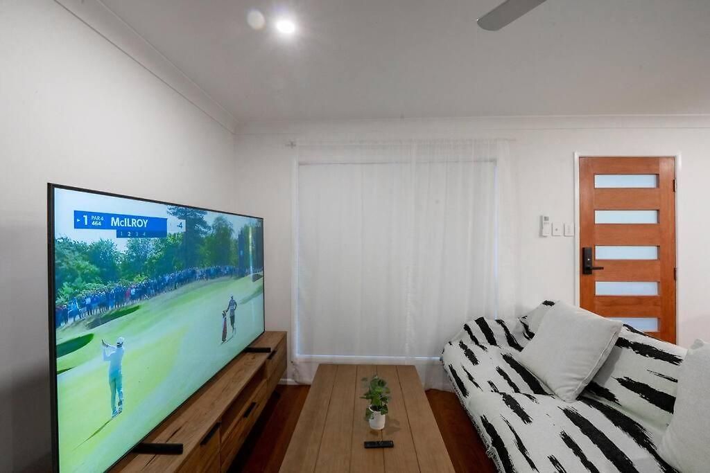 Holiday home 3br15ba House W Parking Close To Eastwood M8