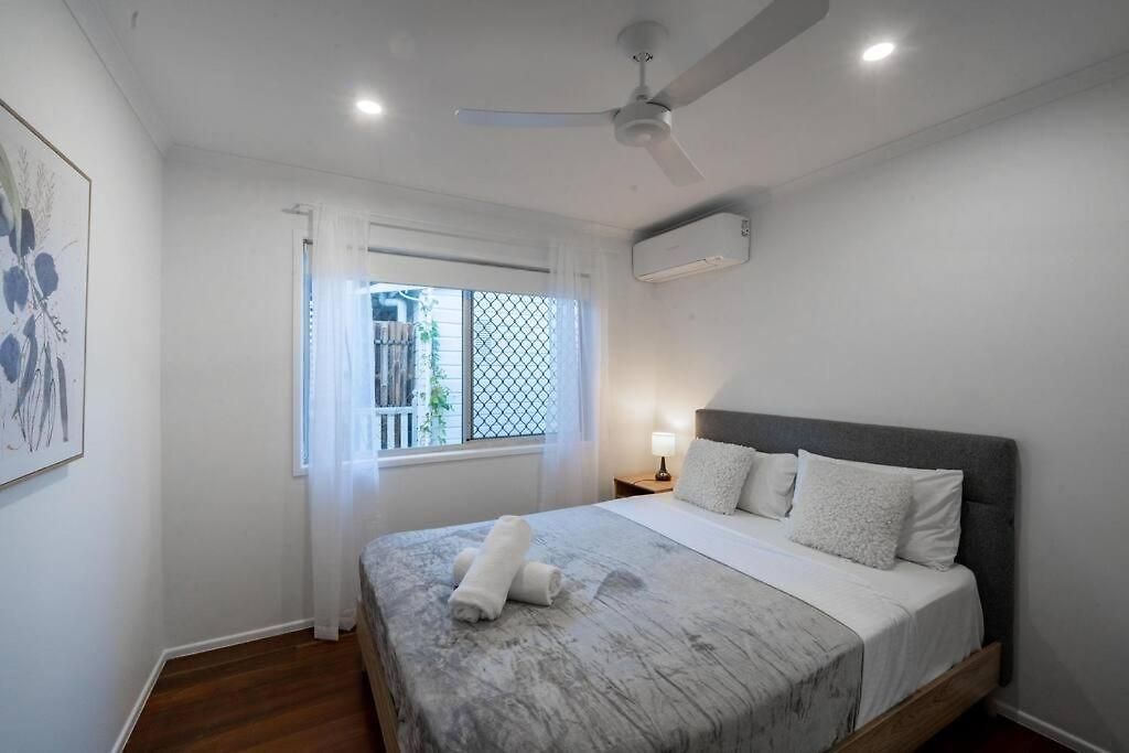 3br15ba House W Parking Close To Eastwood M8 Holiday home