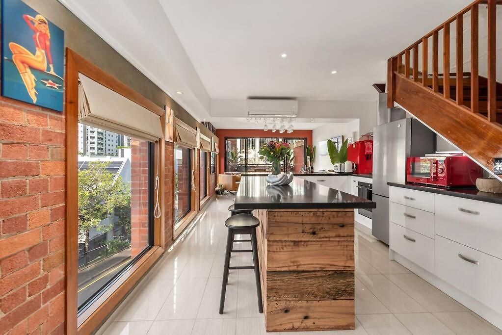 Iconic Warehouse Apartment~cbdedge~2bed/2bath/1car *