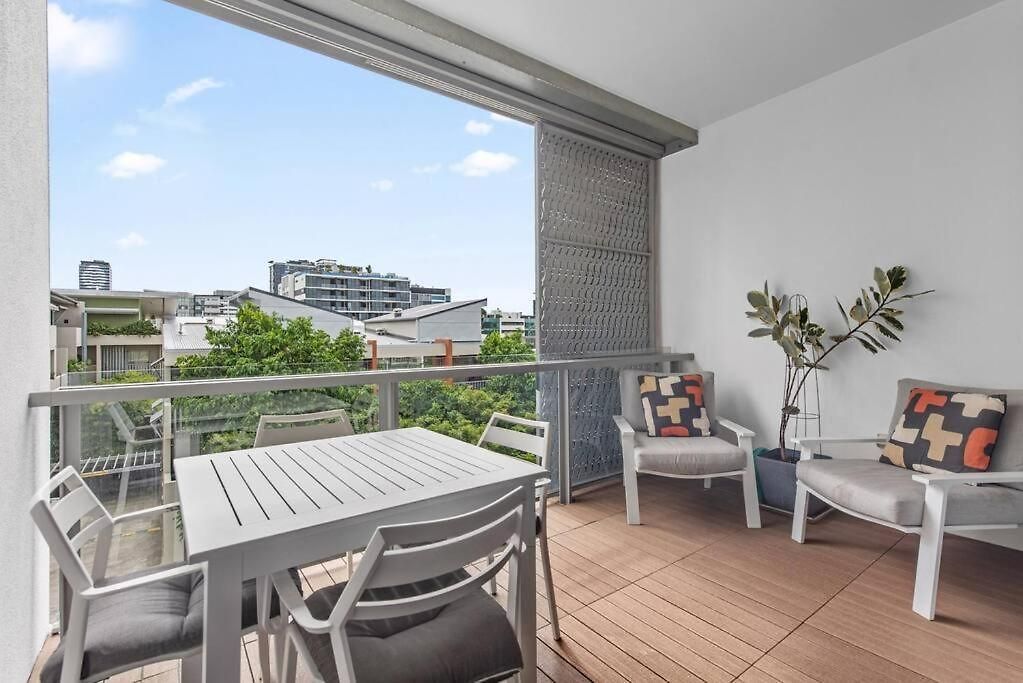 & Stylish! 1bed/1bath/1car ~ 5 Mins To Cbd