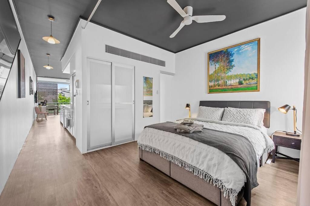 & Stylish! 1bed/1bath/1car ~ 5 Mins To Cbd Apartment *
