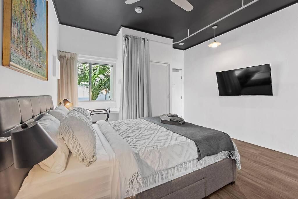 Apartment & Stylish! 1bed/1bath/1car ~ 5 Mins To Cbd *