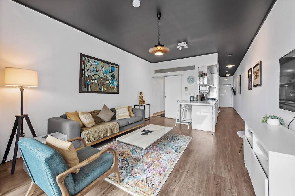 & Stylish! 1bed/1bath/1car ~ 5 Mins To Cbd Apartment