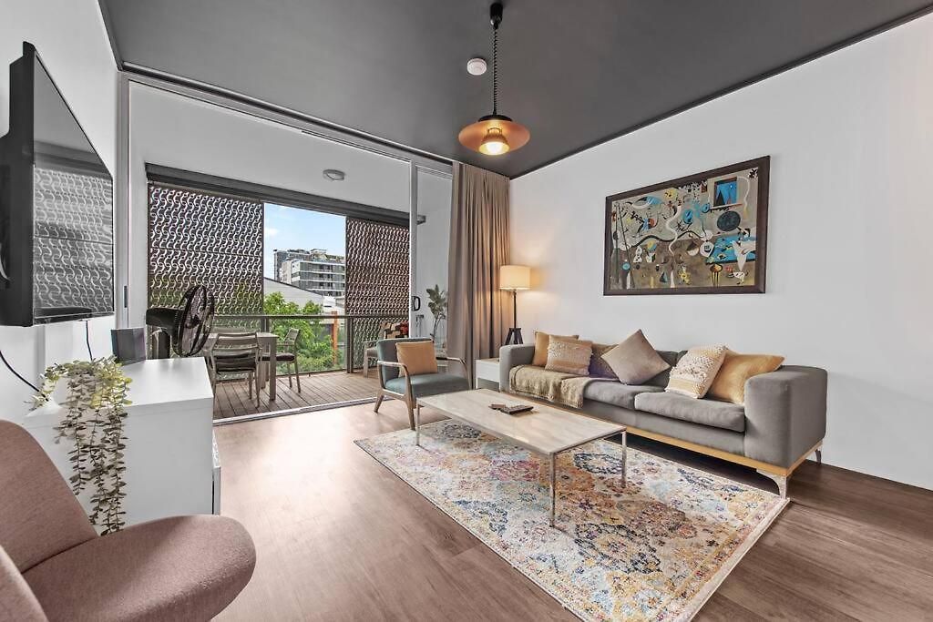 & Stylish! 1bed/1bath/1car ~ 5 Mins To Cbd Apartment *