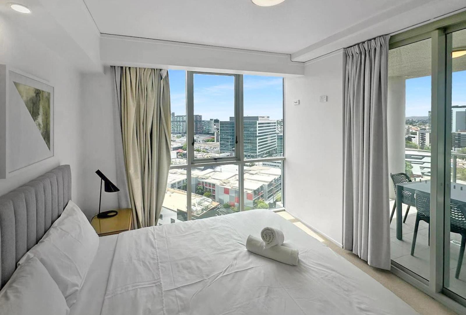Executive With Pool & Gym Apartment *