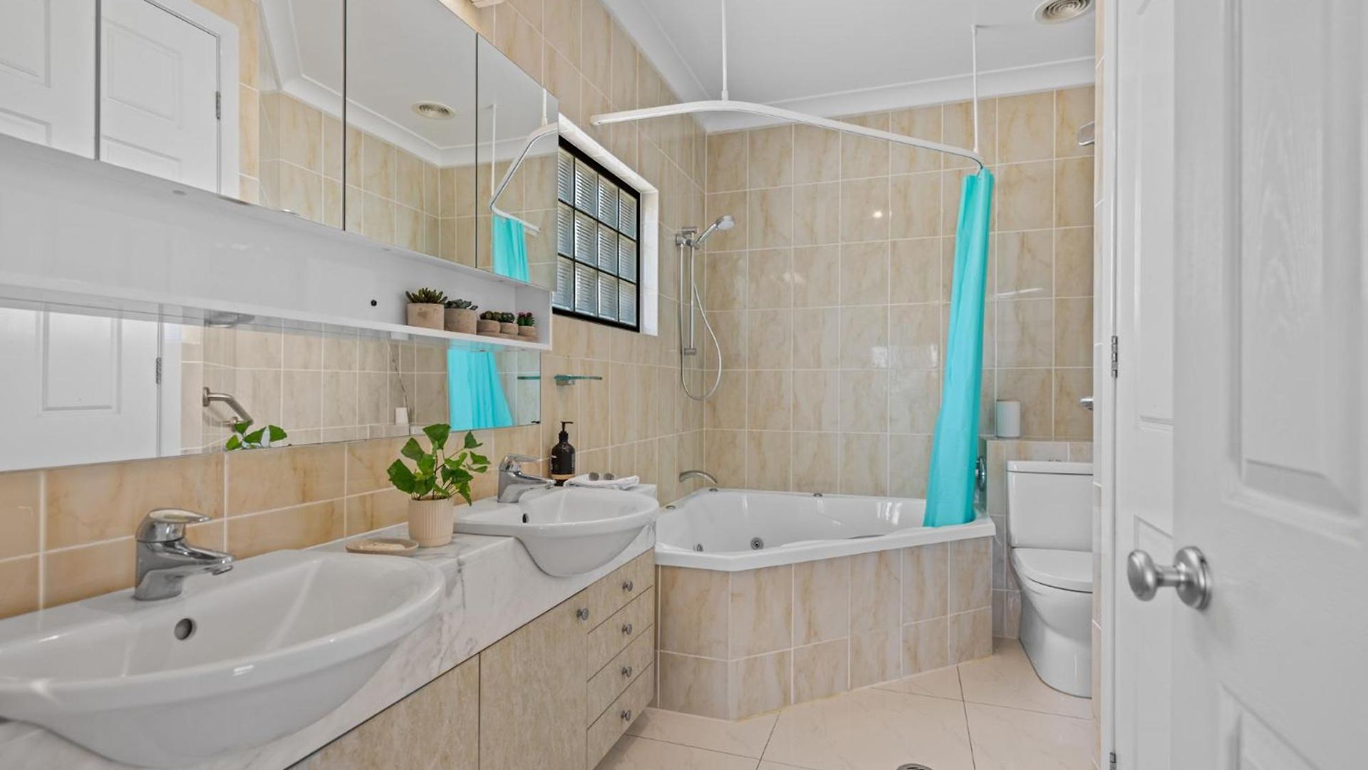 Luxury 2-bed Penthouse With Private Rooftop Apartment *