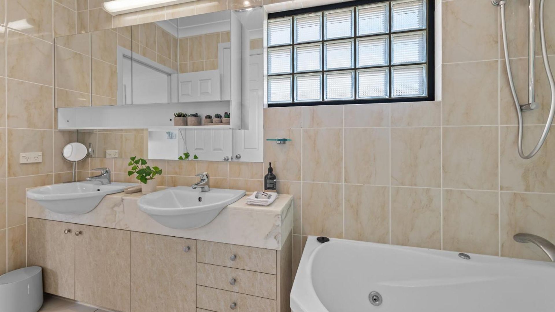 Luxury 2-bed Penthouse With Private Rooftop Apartment