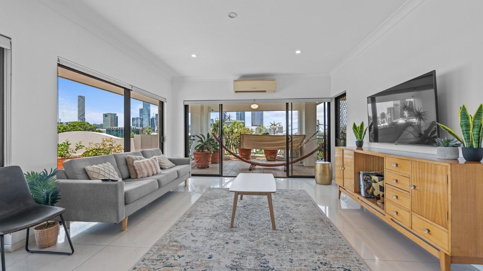 Luxury 2-bed Penthouse With Private Rooftop *
