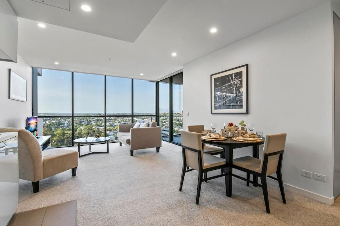 Stunning Cityview 1br Apt, 1 Min To Train Apartment