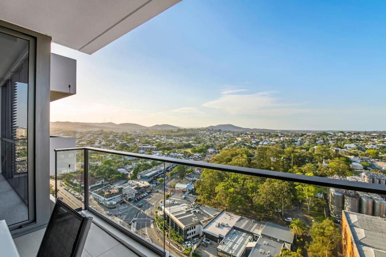 Stunning Cityview 1br Apt, 1 Min To Train