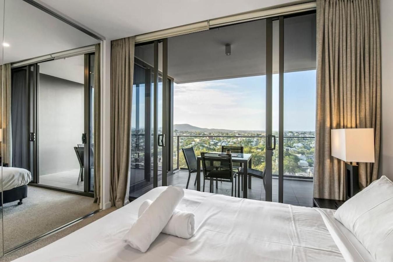 Stunning Cityview 1br Apt, 1 Min To Train
