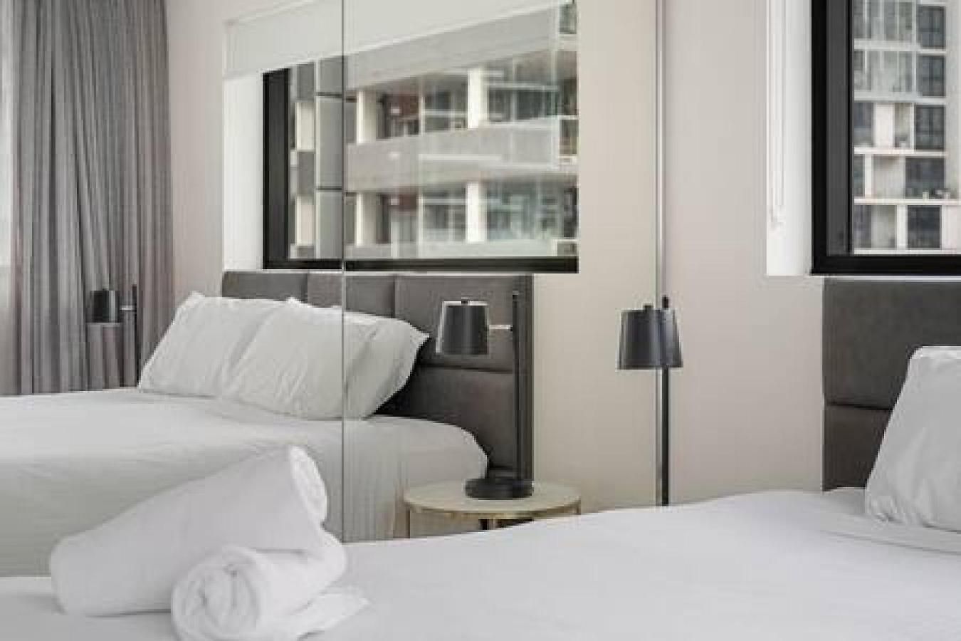 Holiday home 54q Abnb-style Opposite Lush Park Playground, Portside 2br Fpkg
