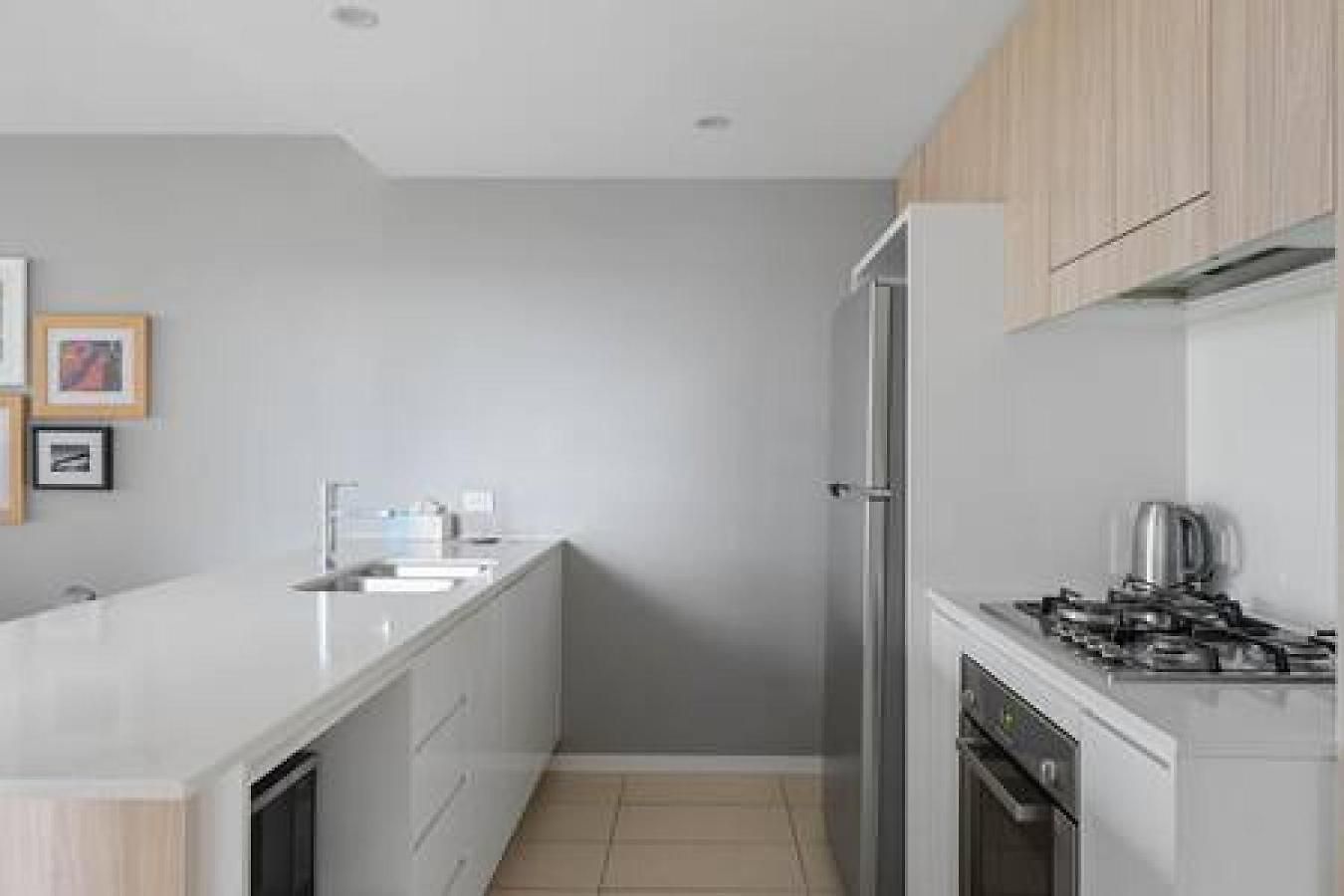 54q Abnb-style Opposite Lush Park Playground, Portside 2br Fpkg Holiday home *