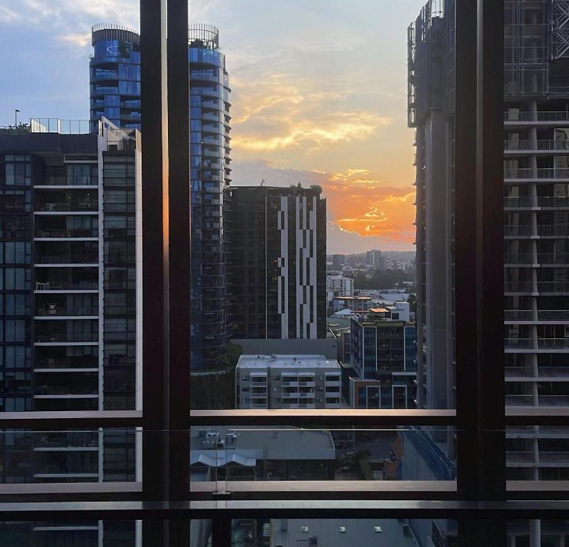 Apartment Views And Vibes - Free Parking - Great Location - Outdoor Pool!