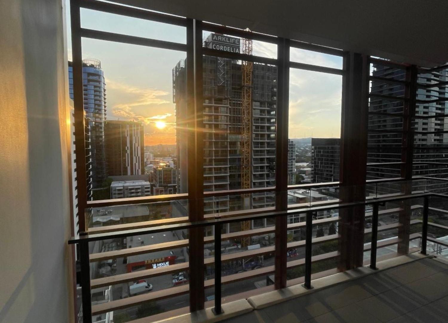 Views And Vibes - Free Parking - Great Location - Outdoor Pool! Brisbane