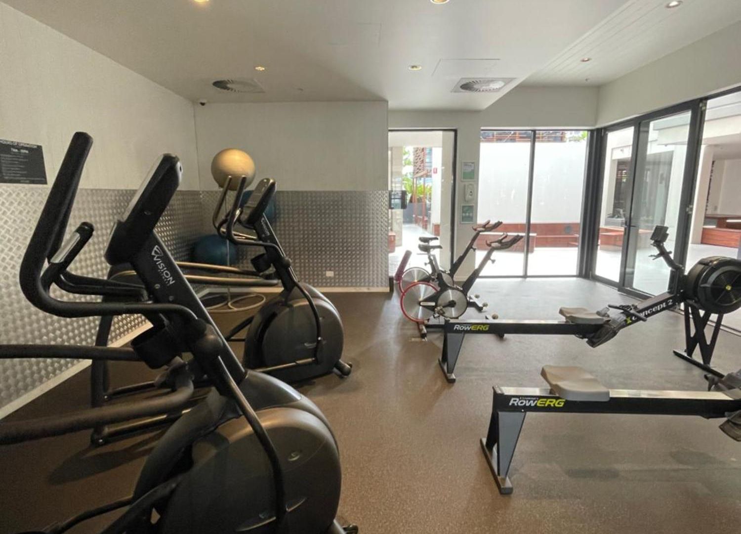 Apartment Views And Vibes - Free Parking - Great Location - Outdoor Pool!