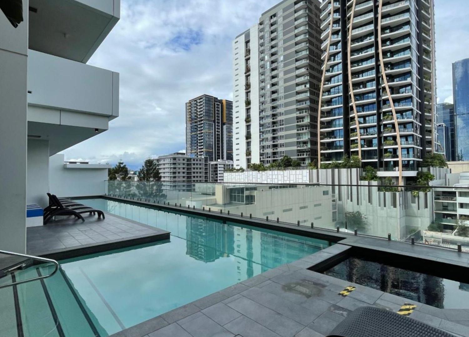 Views And Vibes - Free Parking - Great Location - Outdoor Pool!