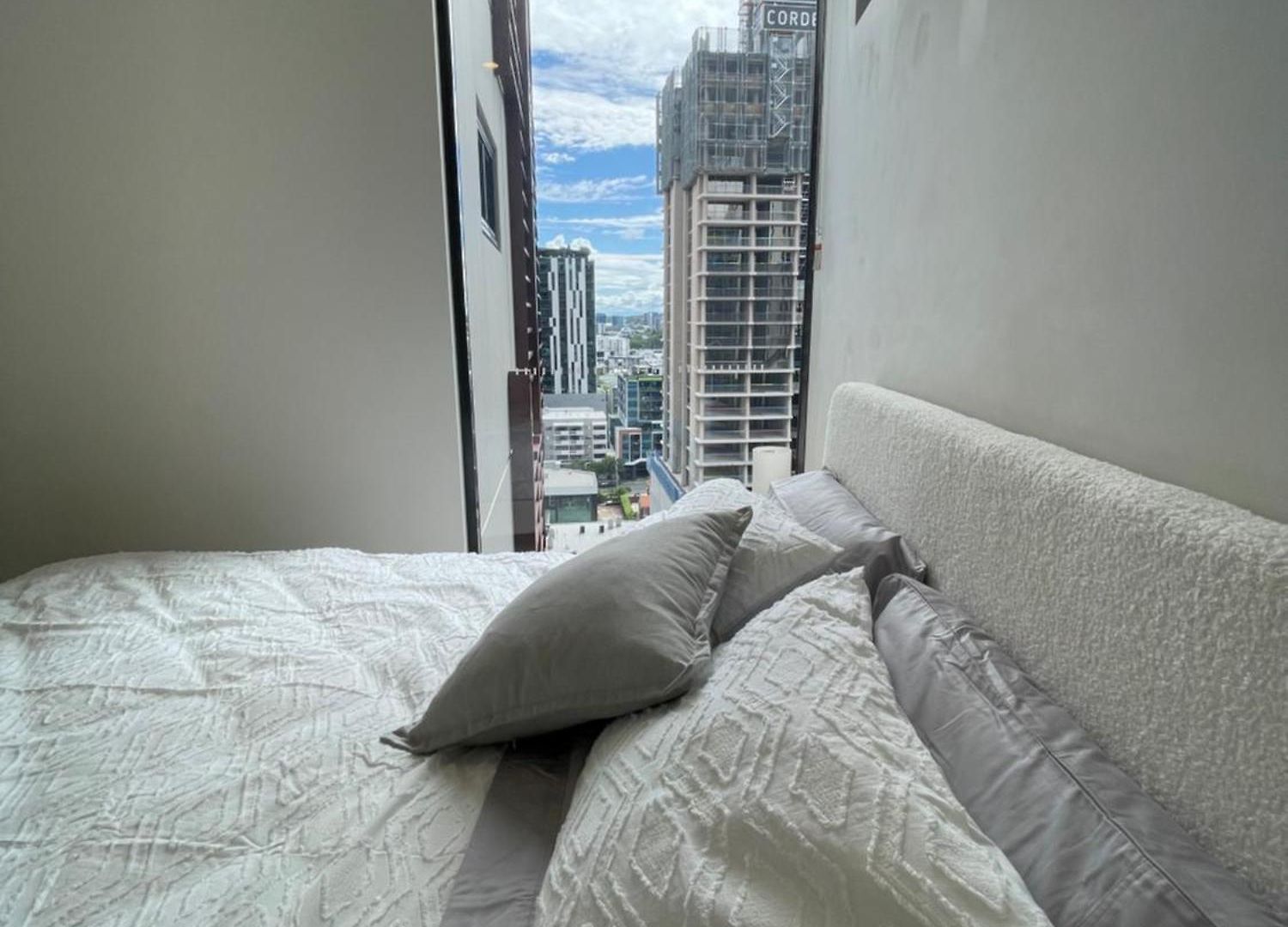 Apartment Views And Vibes - Free Parking - Great Location - Outdoor Pool! Brisbane