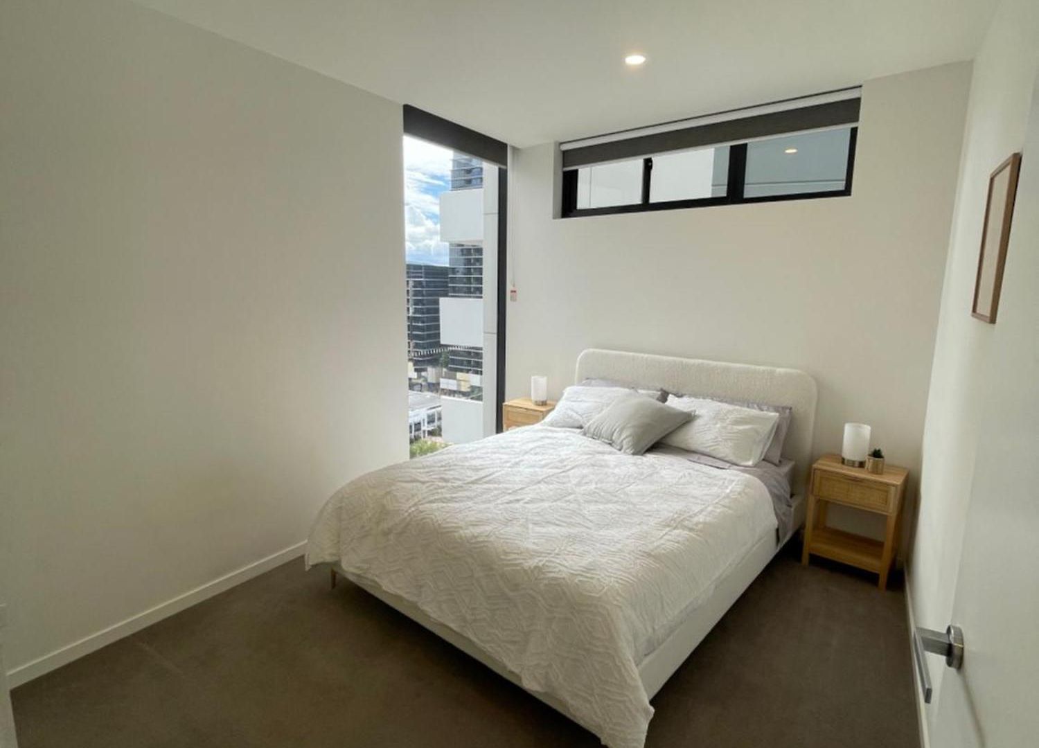 Apartment Views And Vibes - Free Parking - Great Location - Outdoor Pool!