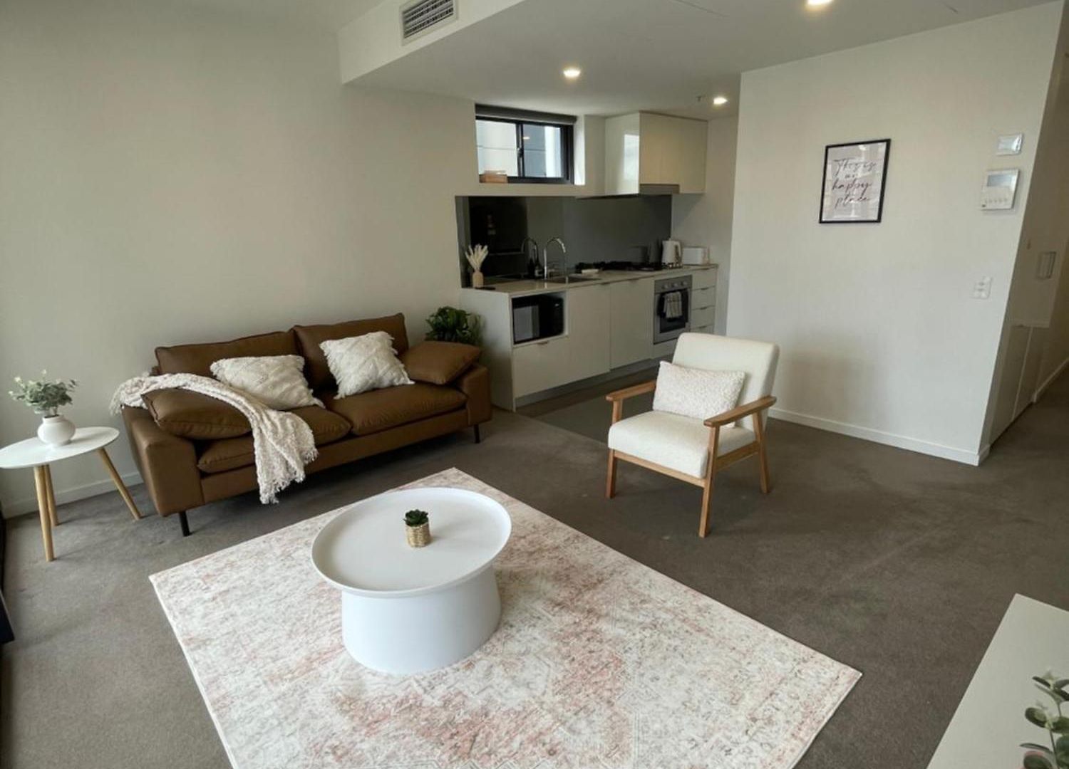 Apartment Views And Vibes - Free Parking - Great Location - Outdoor Pool!